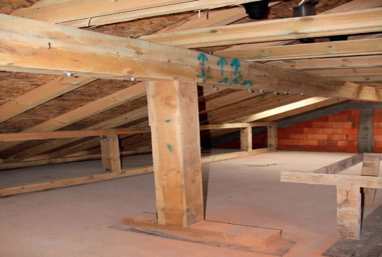Słup podtrzymujący płatew
