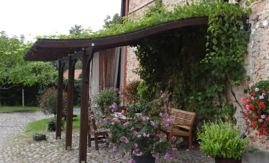 Nowoczesne zadaszenia tarasów Verona i Dalia. Konstrukcje z drewna gięto-klejonego 