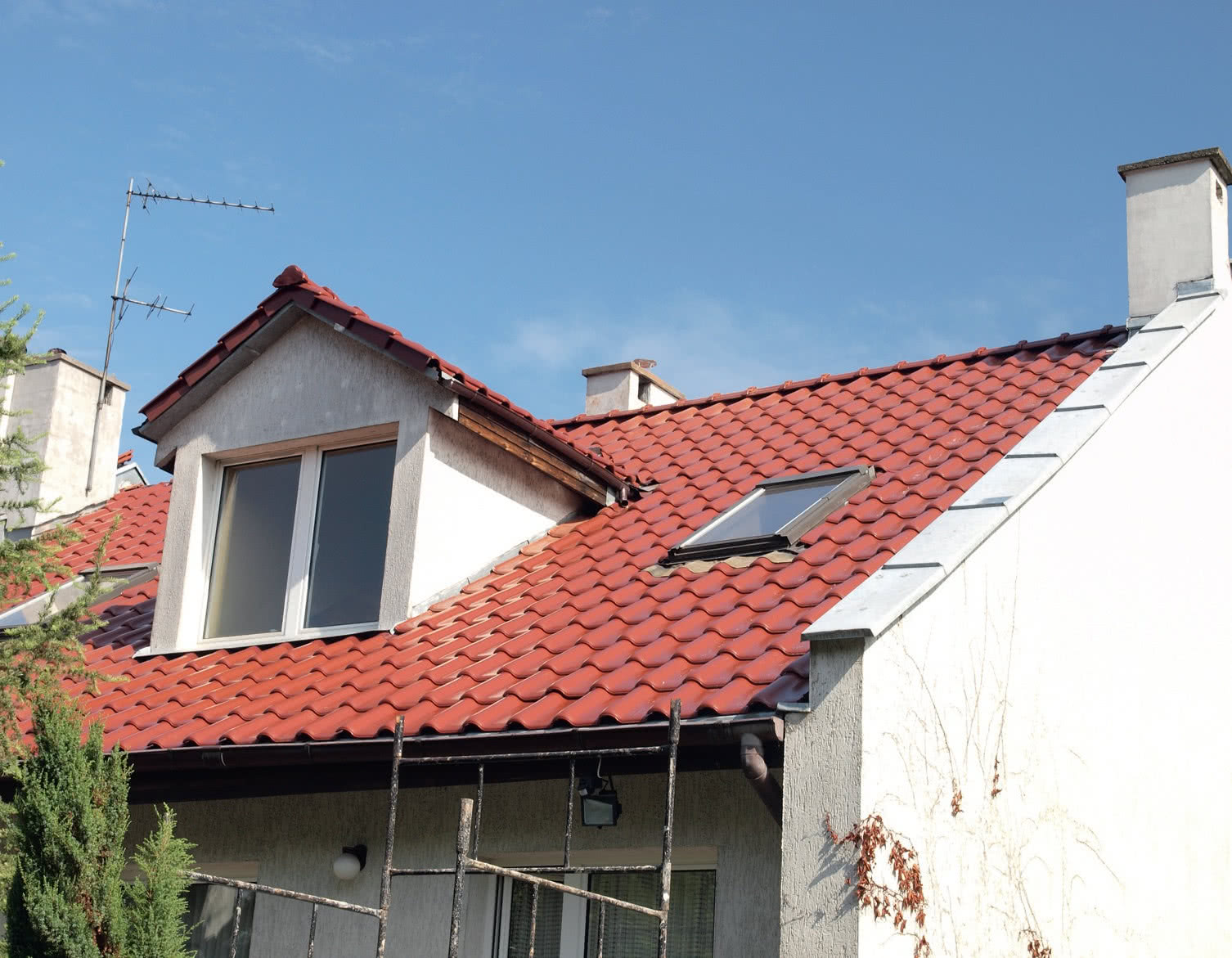 Pokrycia ceramiczne są bardzo trwałe, a do tego wyglądają naturalnie i bardzo dobrze tłumią dźwięki. RÖBEN
