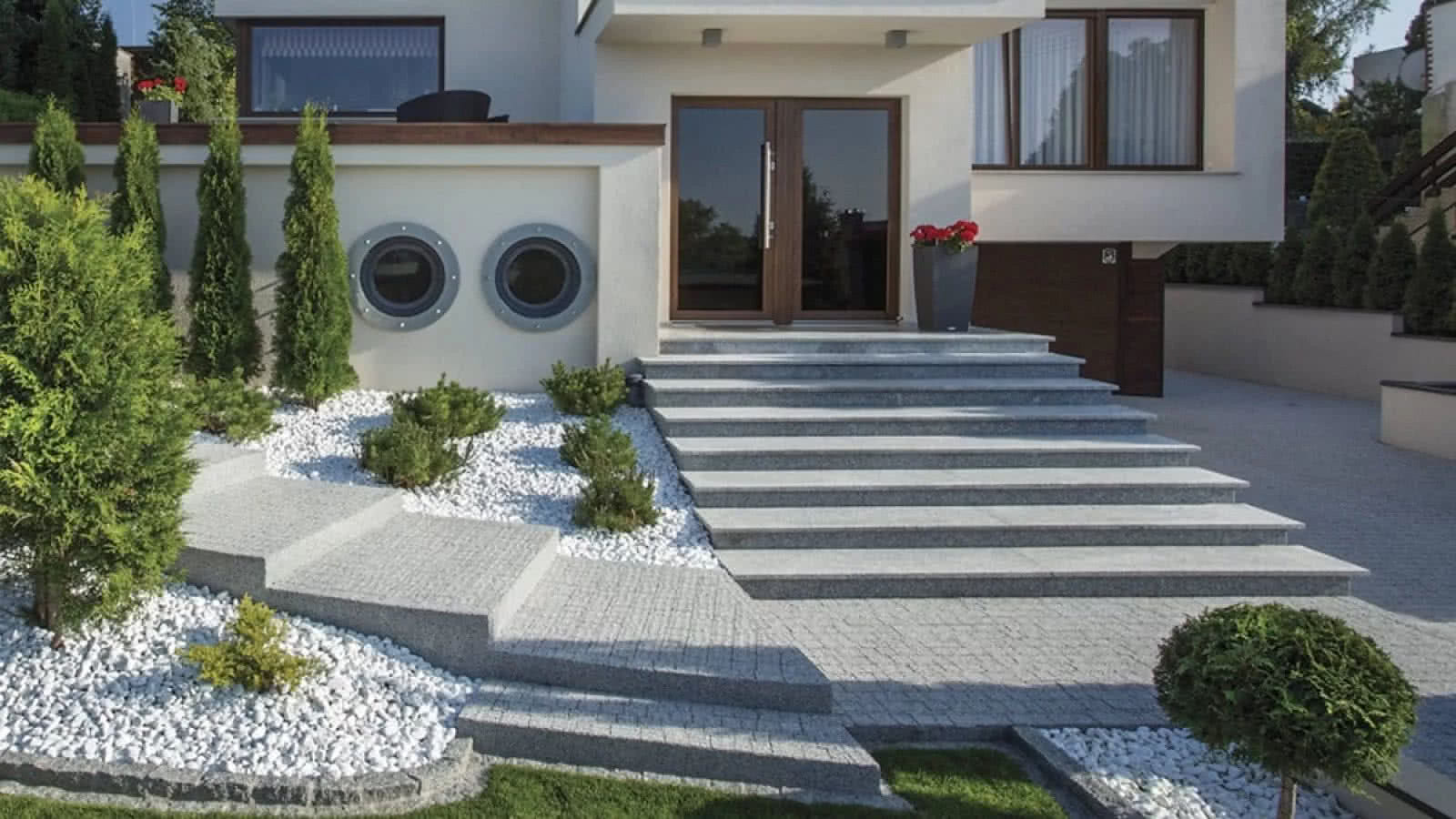 Komunikację na terenie z większymi spadkami można zaplanować za pomocą schodków. fot. Semmelrock Stein+Design