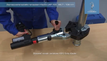 Zaprasowywanie kształtki systemowej KAN-therm Steel/Inox zaciskarką szczękową marki Klauke, fot. KAN