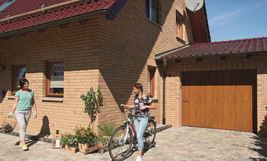 Brak miejsca pod sufitem garażu? Poznaj boczne bramy segmentowe i bramy skrzydłowe